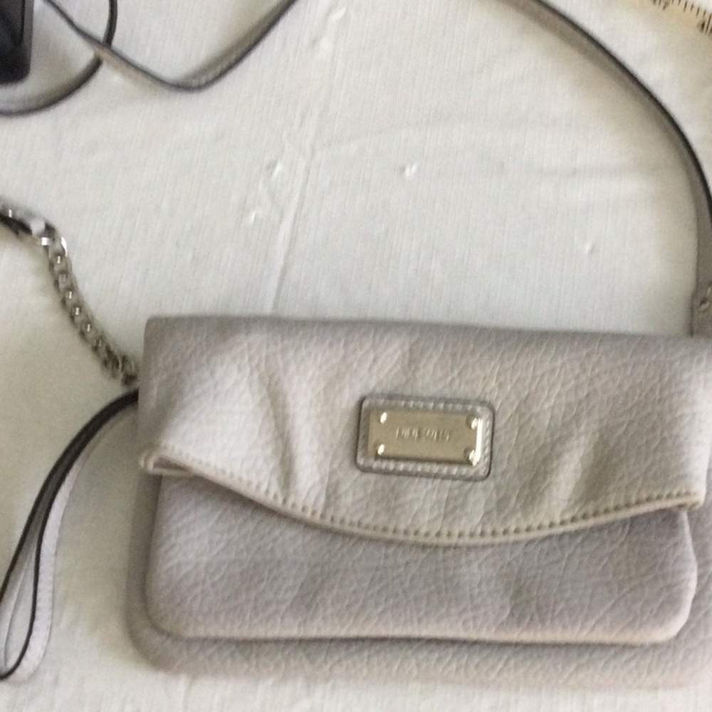 Elegant Gray Crossbody Bag. *